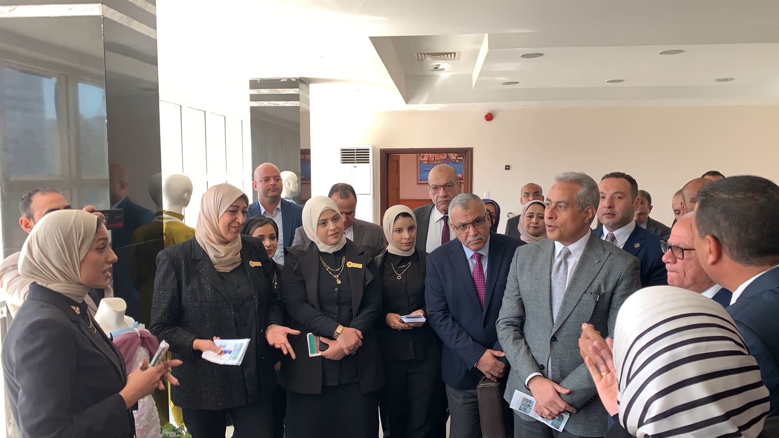 وزير العمل يتفقد معرض ببورسعيد 