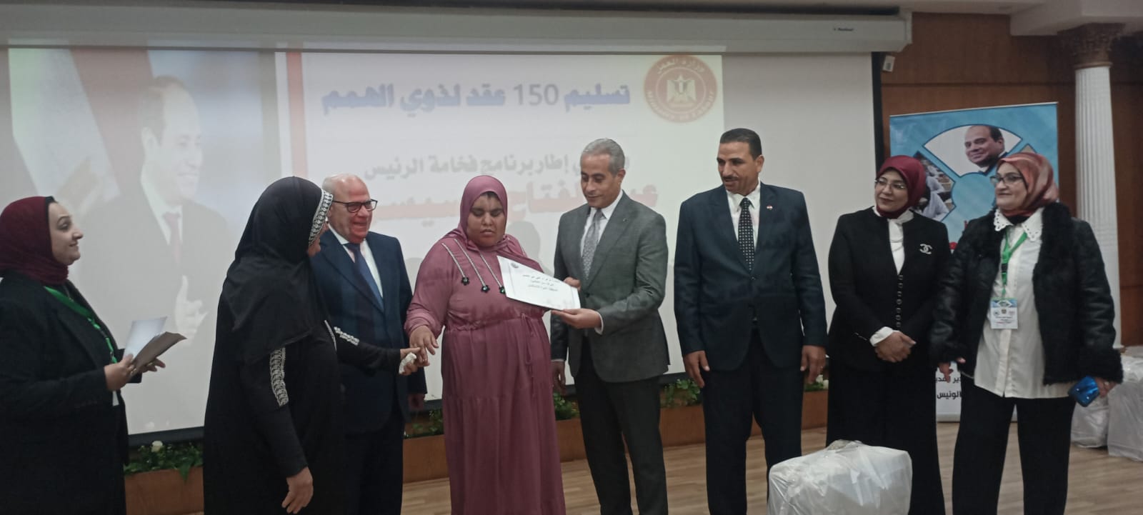 وزير العمل يسلم 150 عقد وظيفة لذوي الهمم