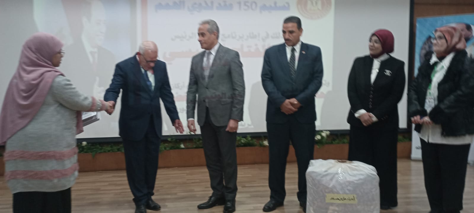 وزير العمل يسلم 150 عقد وظيفة لذوي الهمم