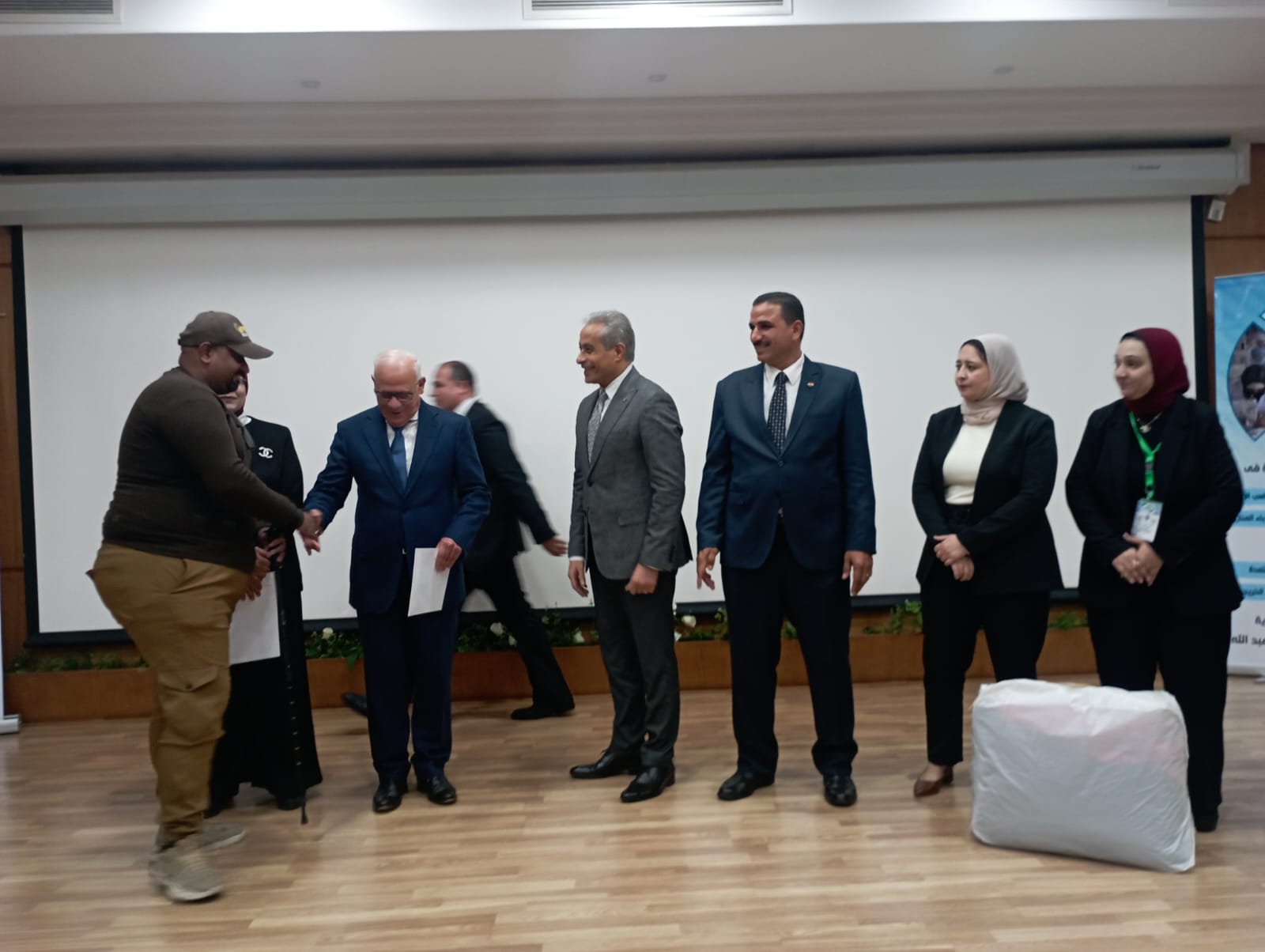 وزير العمل يسلم 150 عقد وظيفة لذوي الهمم