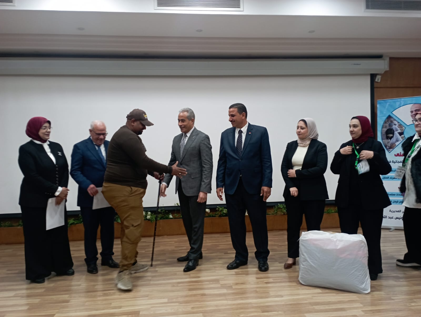 وزير العمل يسلم 150 عقد وظيفة لذوي الهمم