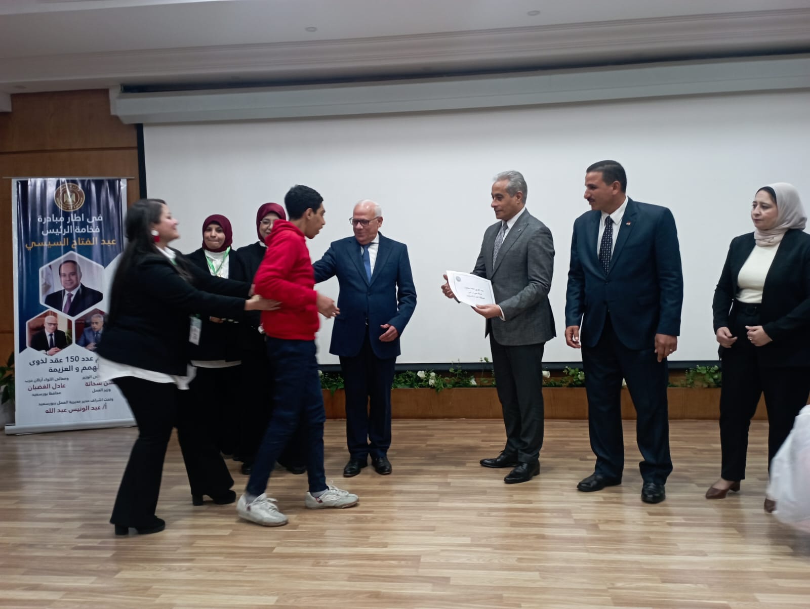 وزير العمل يسلم 150 عقد وظيفة لذوي الهمم