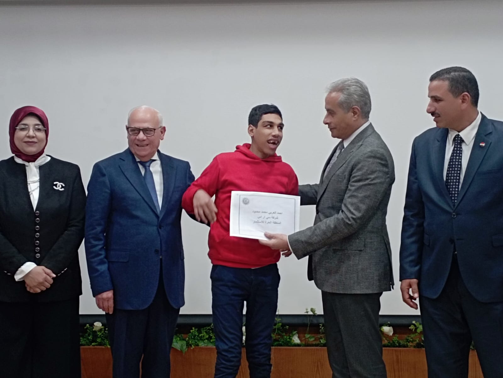 وزير العمل يسلم 150 عقد وظيفة لذوي الهمم