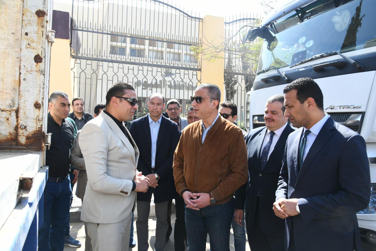 محافظ الفيوم يتفقد قافلة المواد الغذائية المقدمة من صندوق تحيا مصر