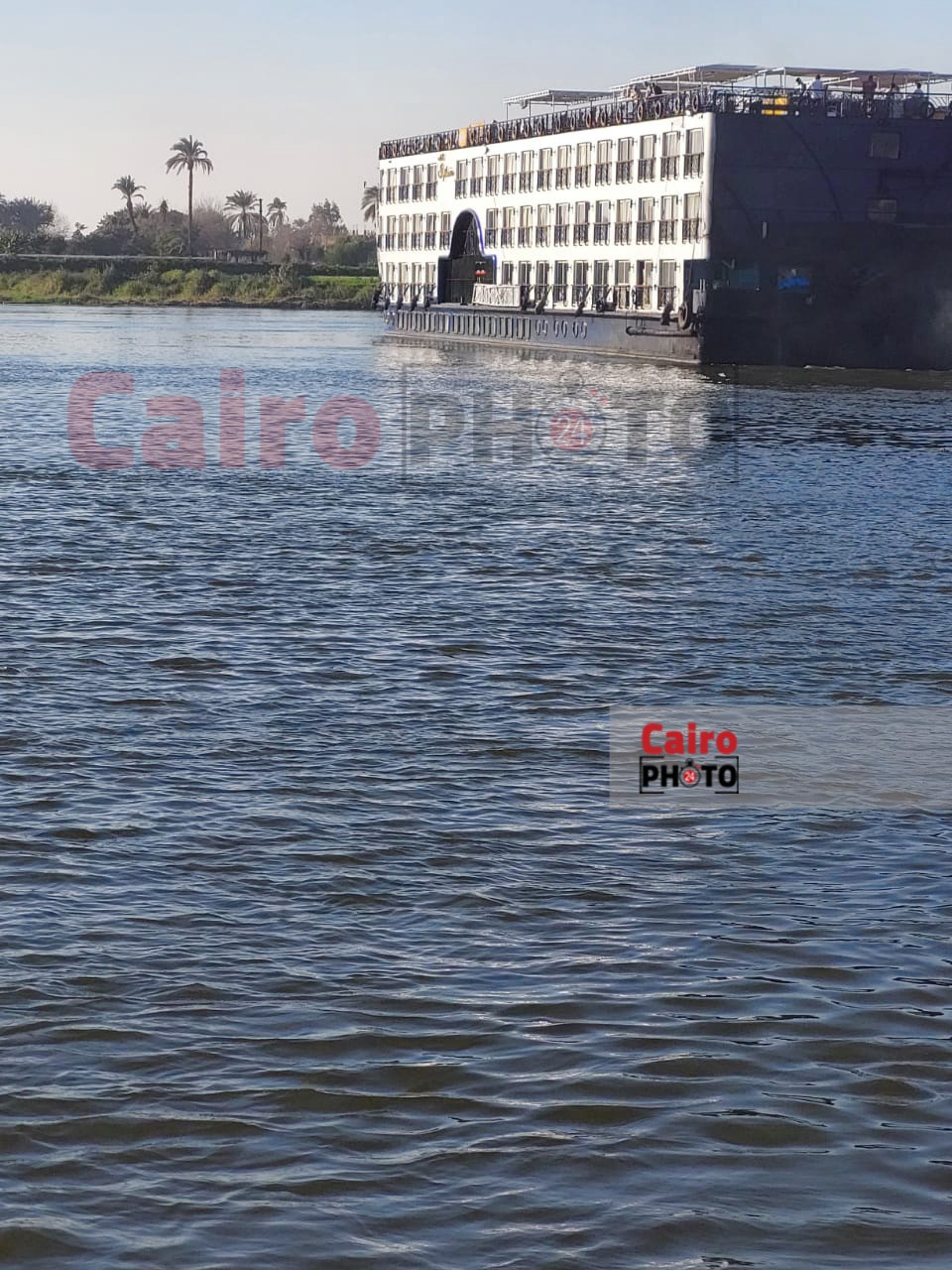 الصور الأولي لجنوح باخرة سياحية بنهر النيل