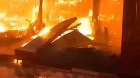 حريق يلتهم كافيه داخل قرية النورس السياحية ببورسعيد - قص