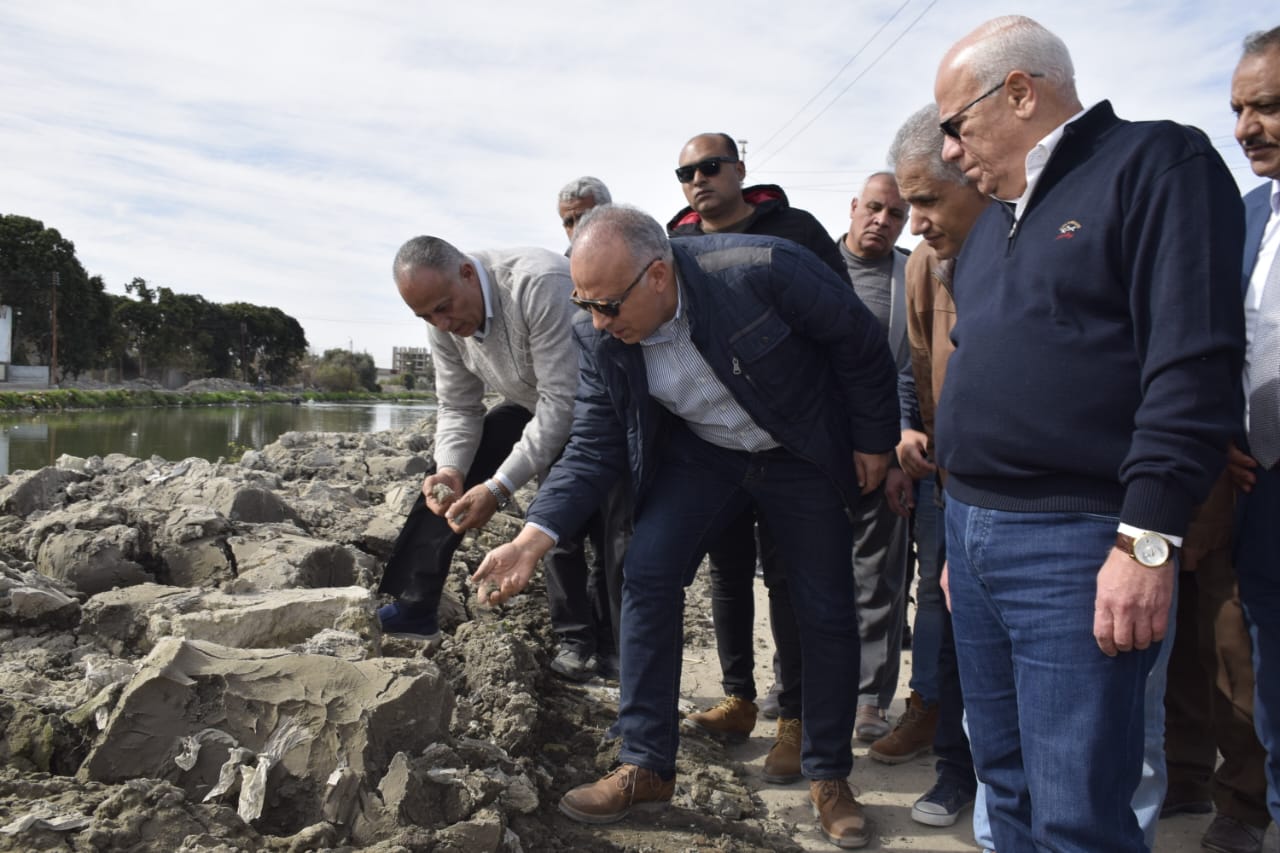 وزير الموارد ومحافظ بورسعيد يتفقدان ترعة بالقنطرة غرب