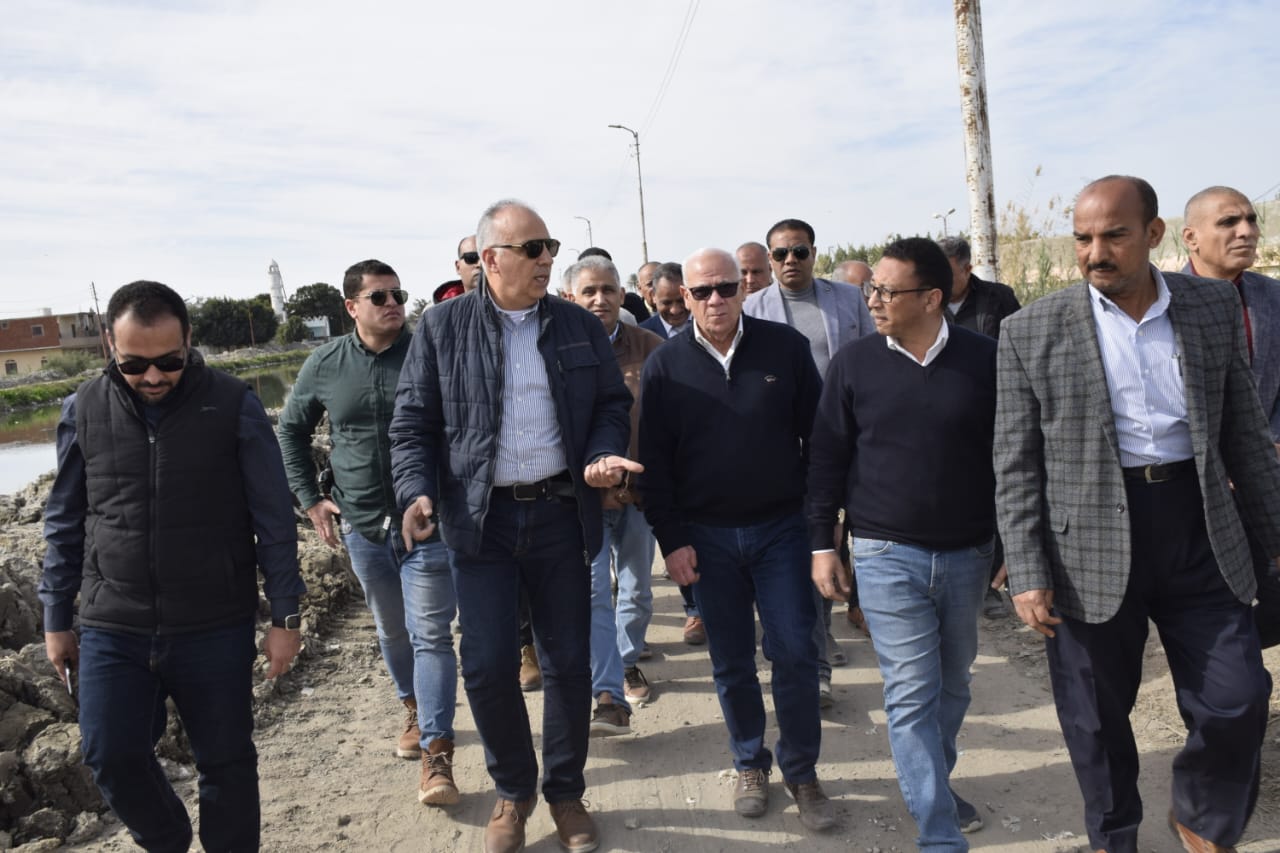 وزير الموارد ومحافظ بورسعيد يتفقدان ترعة بالقنطرة غرب
