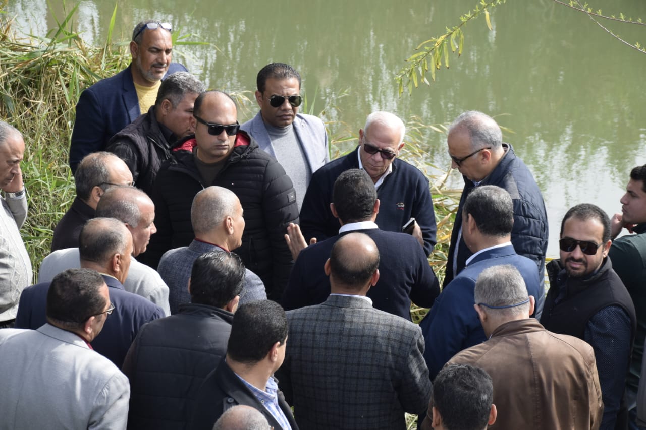 وزير الموارد ومحافظ بورسعيد يتفقدان ترعة بالقنطرة غرب