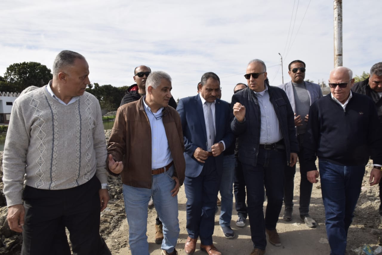 وزير الموارد ومحافظ بورسعيد يتفقدان ترعة بالقنطرة غرب