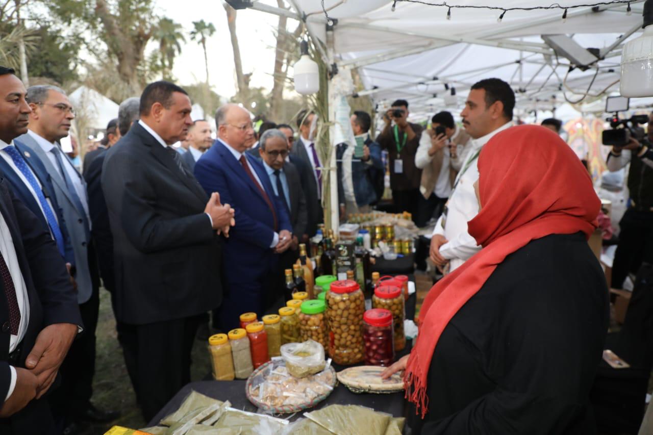 وزير التنمية المحلية ومحافظ القاهرة يفتتحان مهرجان القاهرة الدولي للتمور وخيرات رمضان بحديقة الحرية