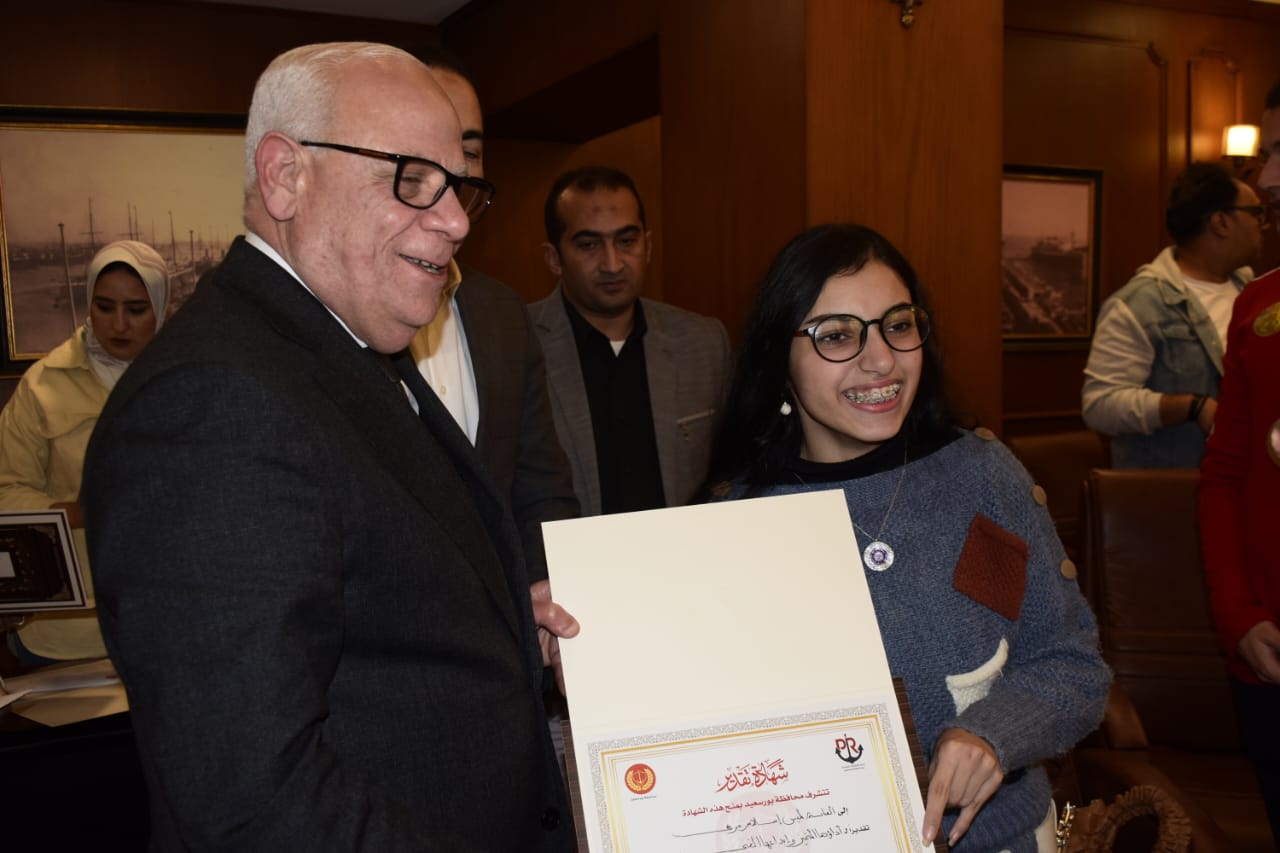 محافظ بورسعيد يكرم أبطال قادرون باختلاف