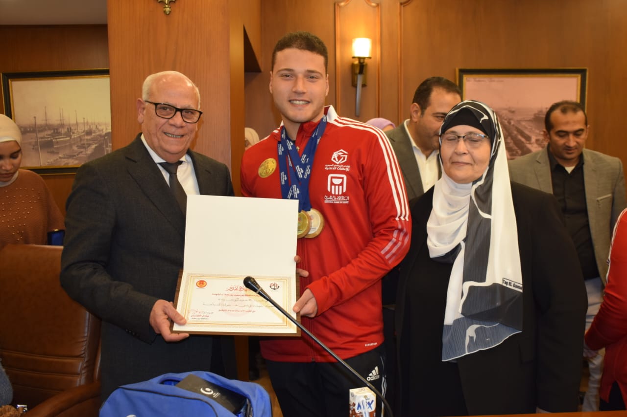 محافظ بورسعيد يكرم أبطال قادرون باختلاف