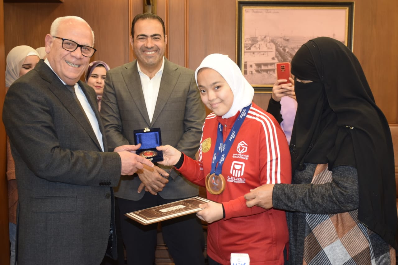 محافظ بورسعيد يكرم أبطال قادرون باختلاف