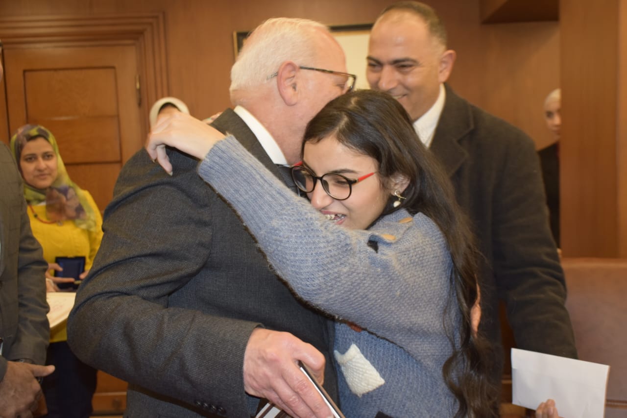 محافظ بورسعيد يكرم أبطال قادرون باختلاف