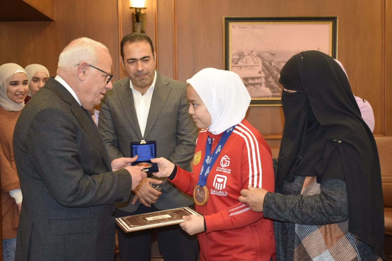 محافظ بورسعيد يكرم أبطال قادرون باختلاف