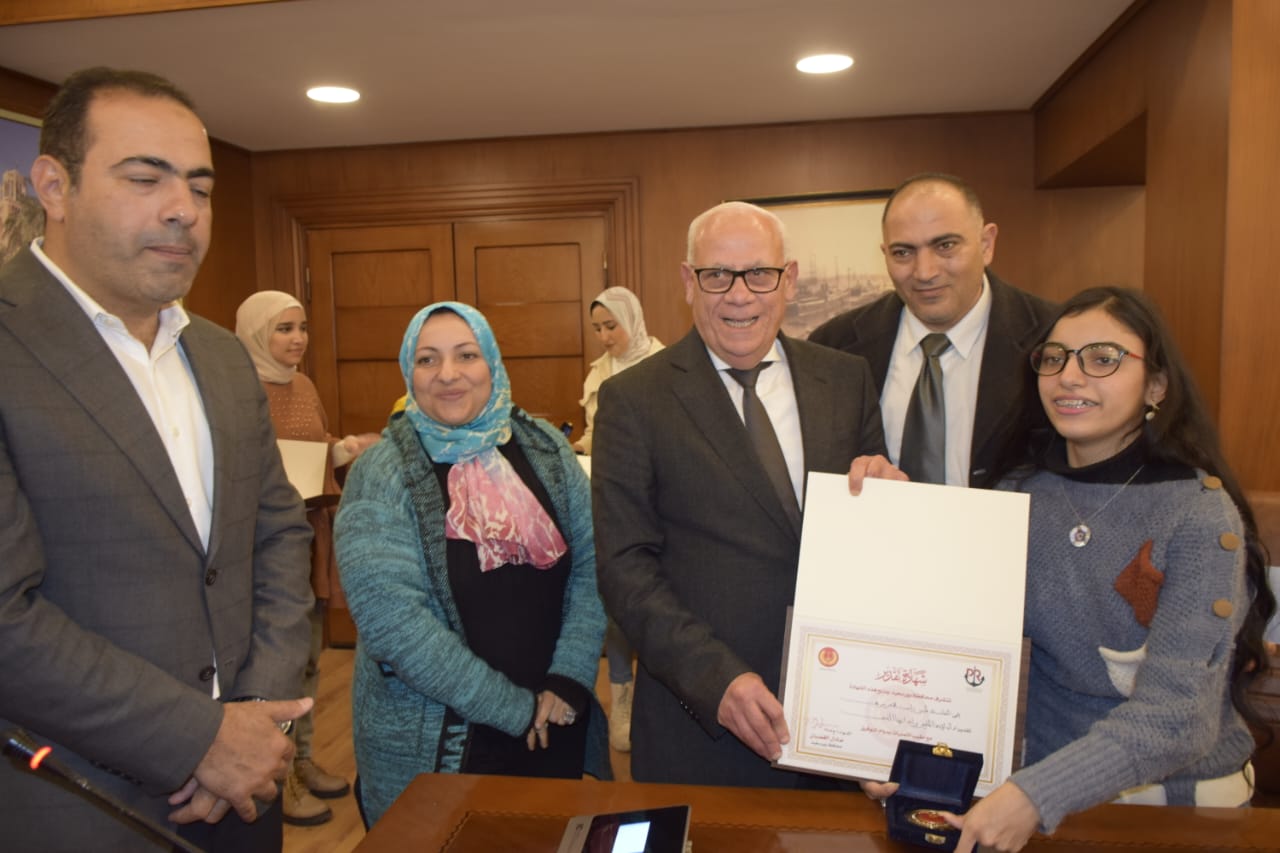 محافظ بورسعيد يكرم أبطال قادرون باختلاف