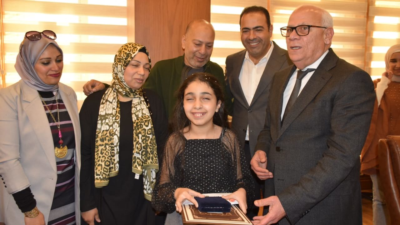 محافظ بورسعيد يكرم أبطال قادرون باختلاف - قص