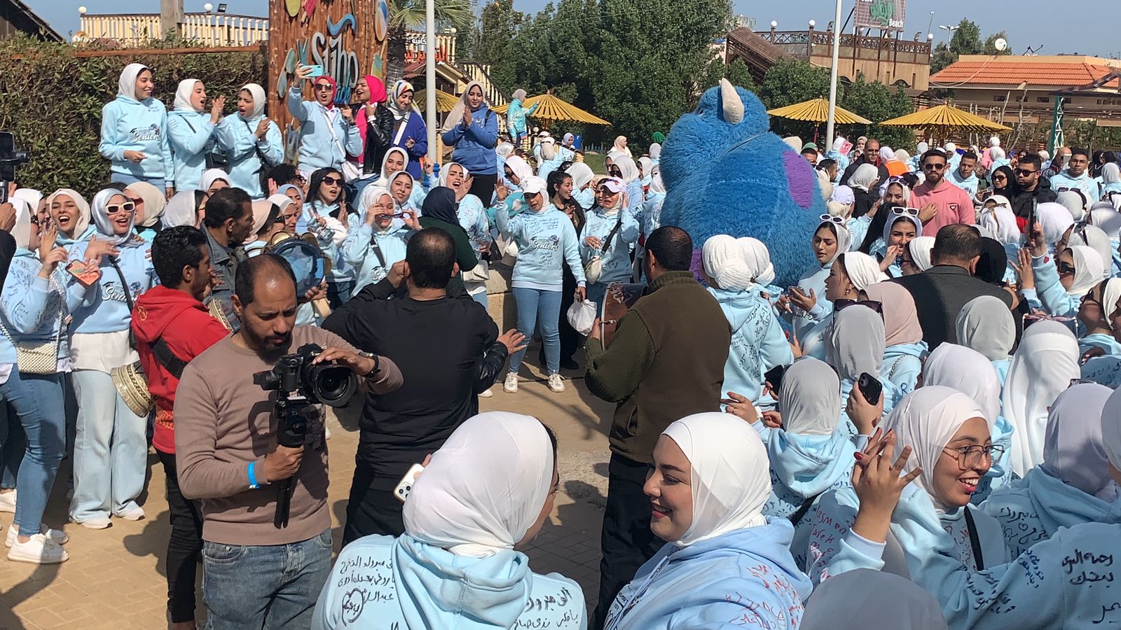 طلاب كلية الأداب ببورسعيد يحتفلون بقرب تخرجهم