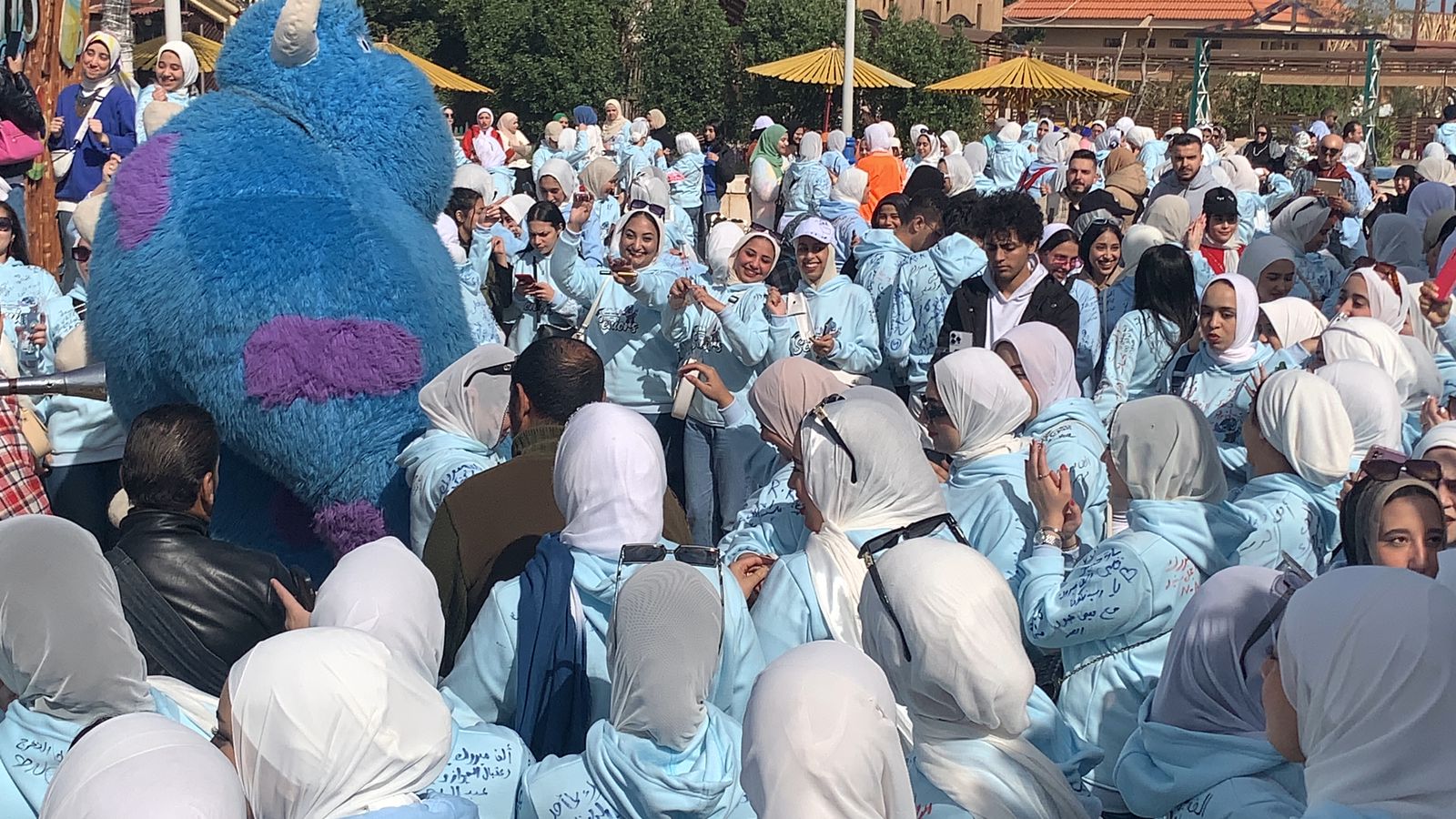 طلاب كلية الأداب ببورسعيد يحتفلون بقرب تخرجهم