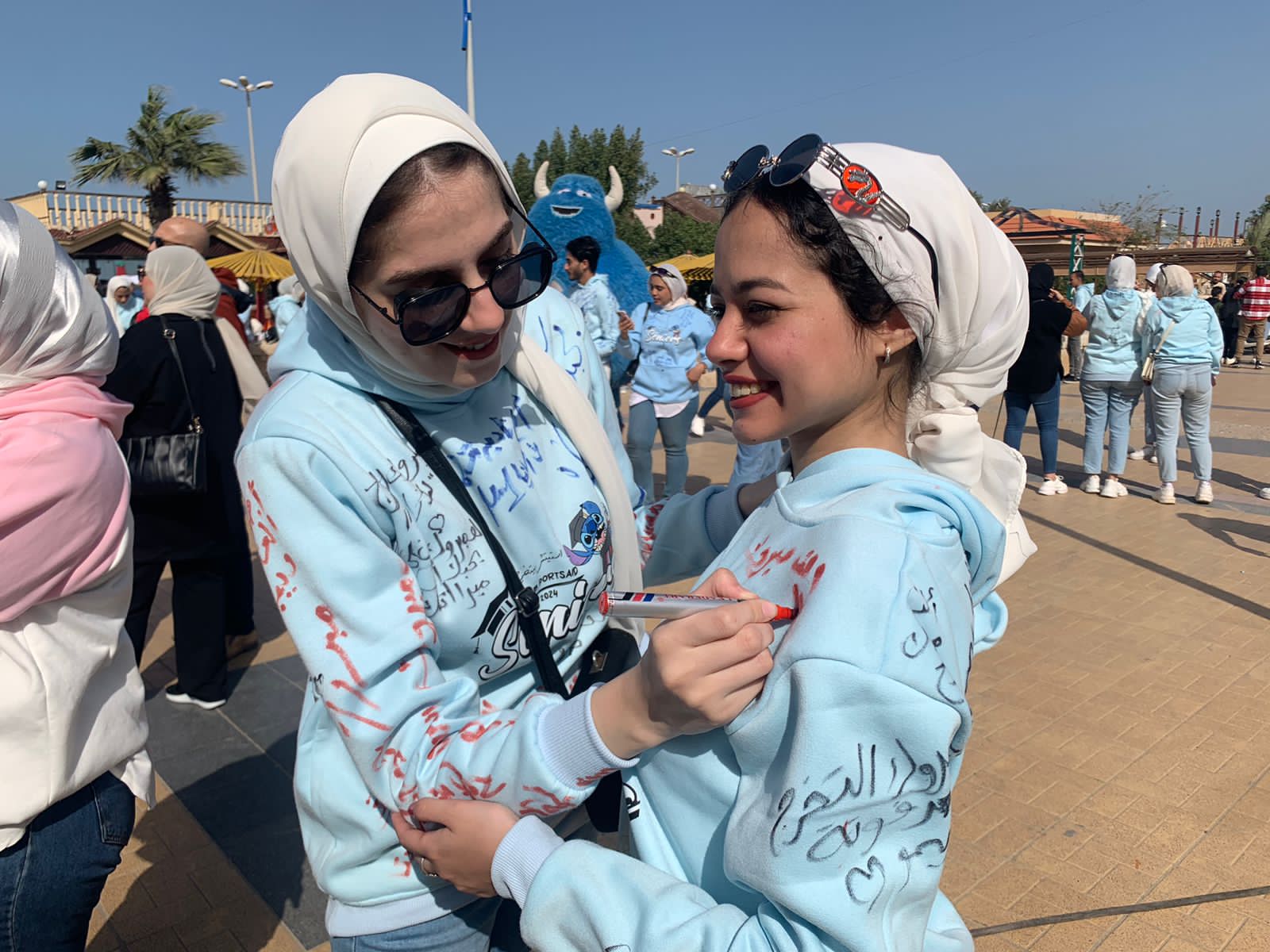 طلاب كلية الأداب ببورسعيد يحتفلون بقرب تخرجهم