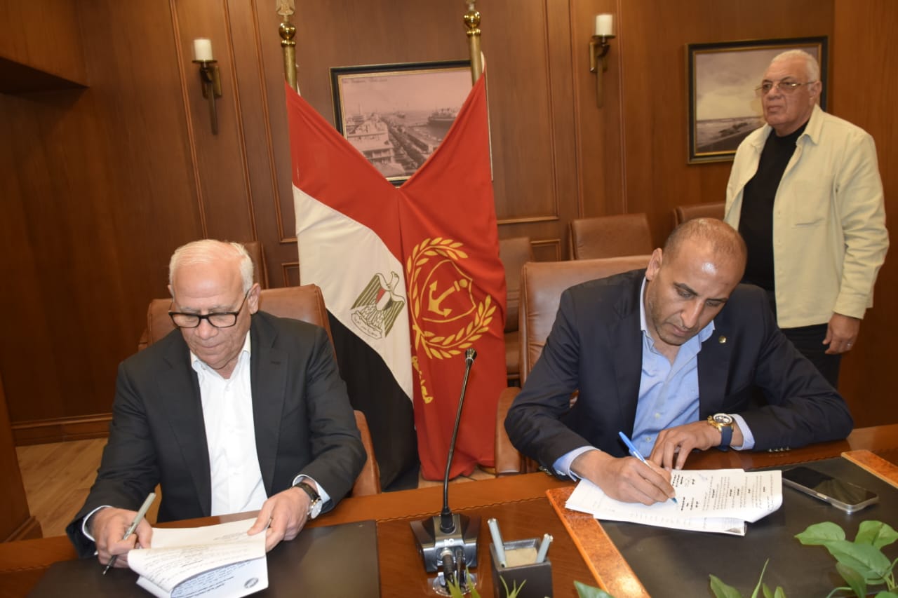 محافظ بورسعيد يوقع بروتوكول حق انتفاع قرية الفيروز
