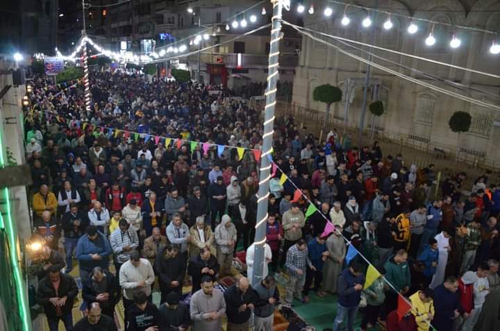 مصلين يؤدون صلاة التراويح ع أعتاب كنيسة القديسين٢