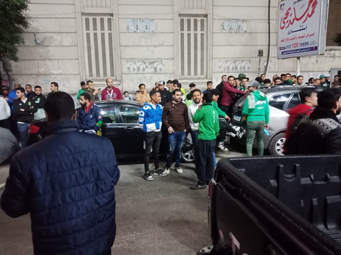 توافد جماهير الاتحاد السكندري أمام المستشفى