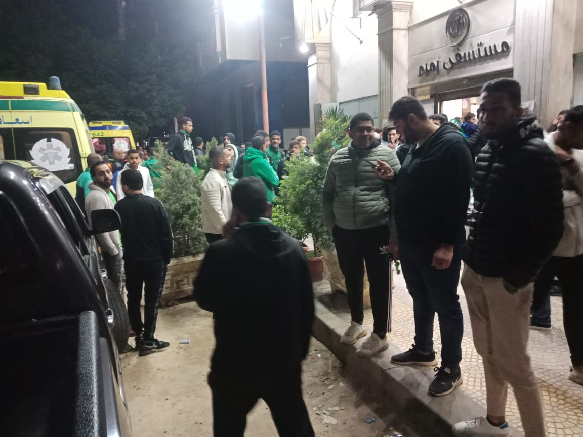 توافد جماهير الاتحاد السكندري أمام المستشفى