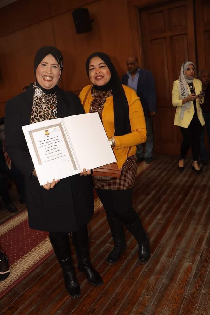 فتاة تلحق بوالدها المتوفي ببورسعيد 