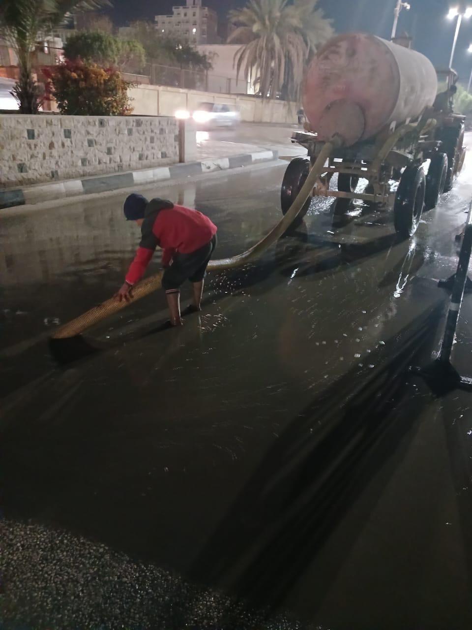 محافظ الفيوم يتابع رفع تراكمات مياه الأمطار من الشوارع وتداعيات الطقس السيئ