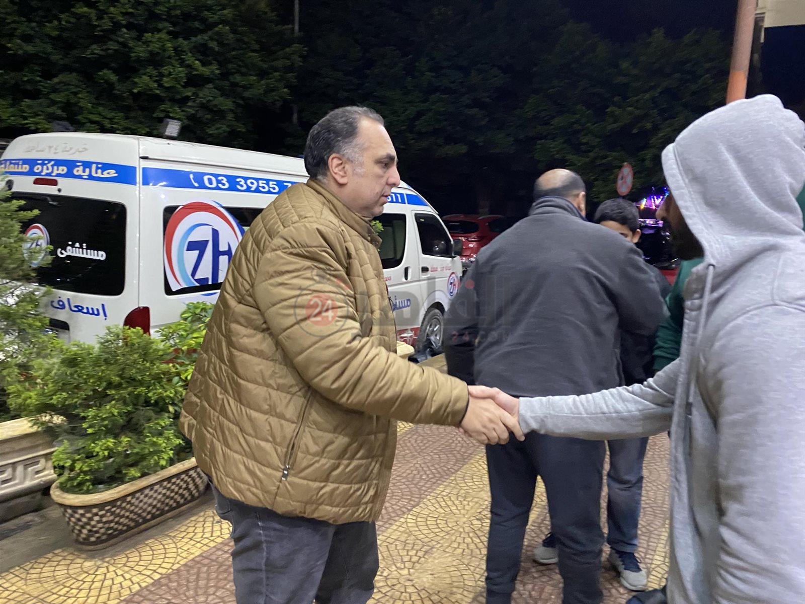 رئيس نادي فيوتشر لحظة وصوله للإطئنان على حالة اللاعب أحمد رفعت 