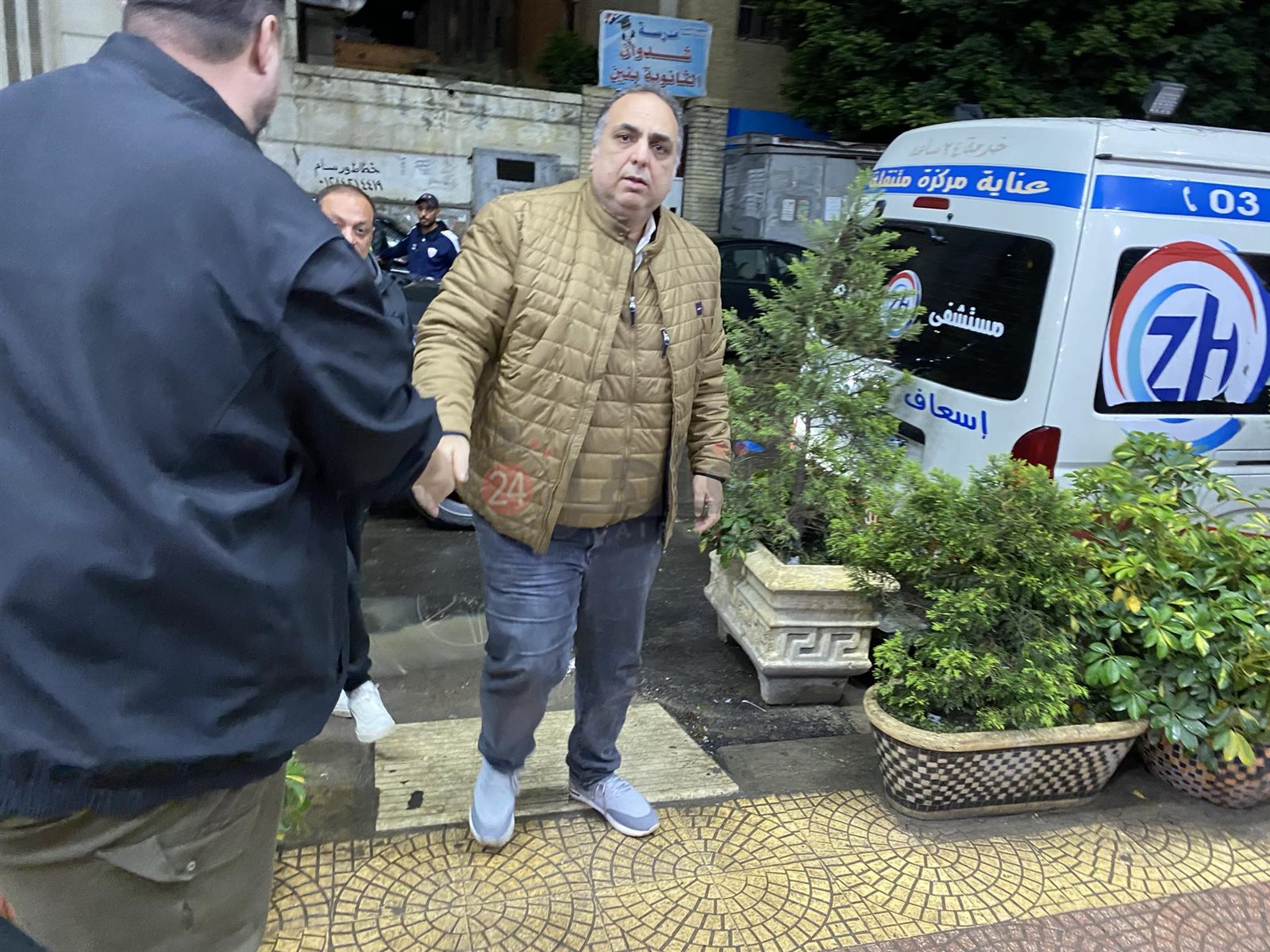 رئيس نادي فيوتشر لحظة وصوله للإطئنان على حالة اللاعب أحمد رفعت 