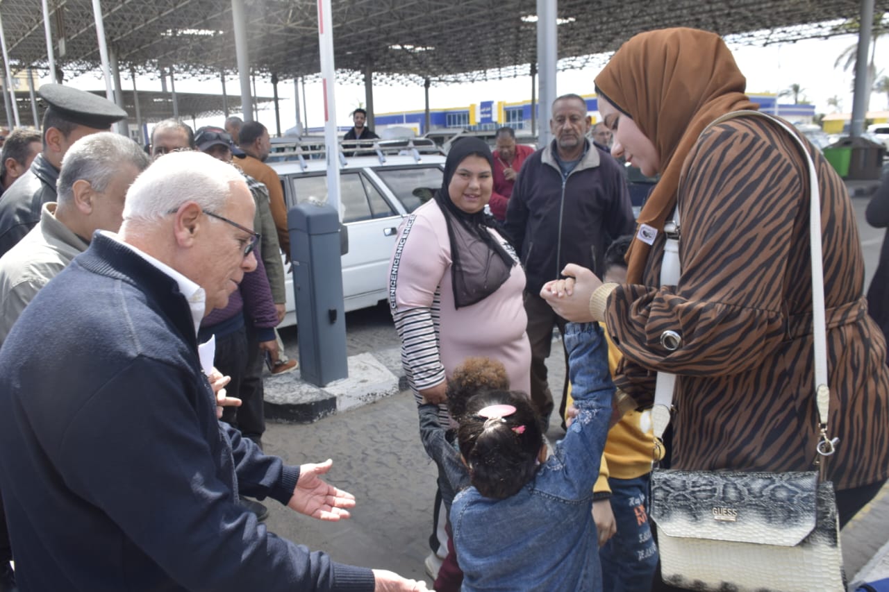 محافظ بورسعيد يتفقد الميناء البري