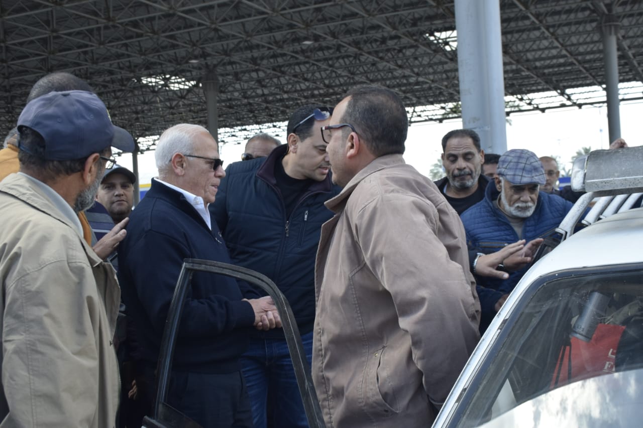 محافظ بورسعيد يتفقد الميناء البري