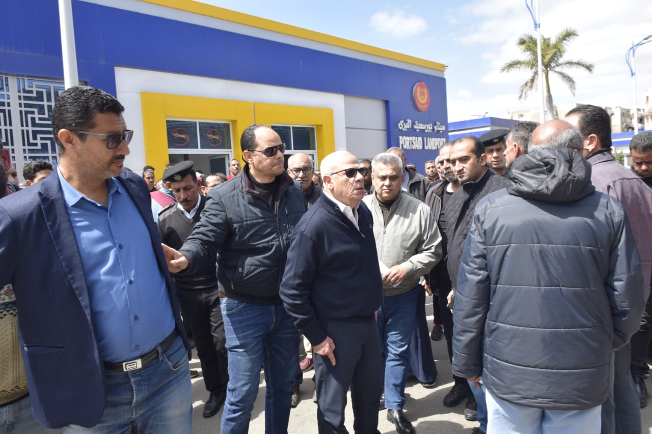 محافظ بورسعيد يتفقد الميناء البري