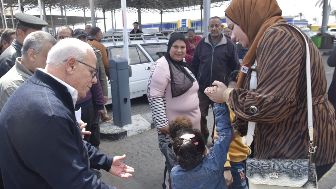 محافظ بورسعيد يتفقد الميناء البري - قص