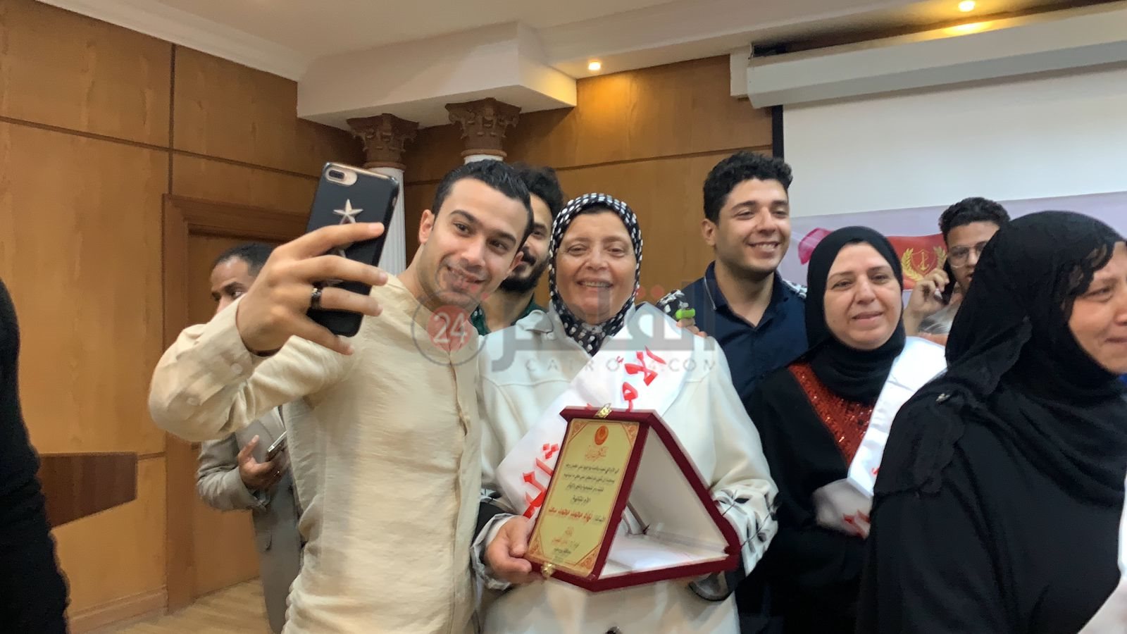 محافظ بورسعيد يُكرم الأمهات المثاليات