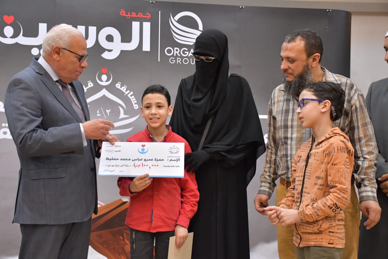 محافظ بورسعيد يُسلم جوائز الفائزون في رمضان 