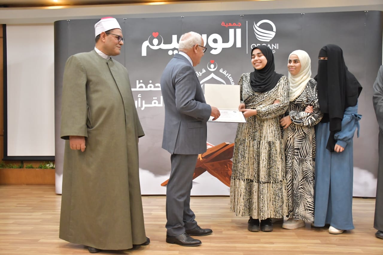 محافظ بورسعيد يُسلم جوائز الفائزون في رمضان 