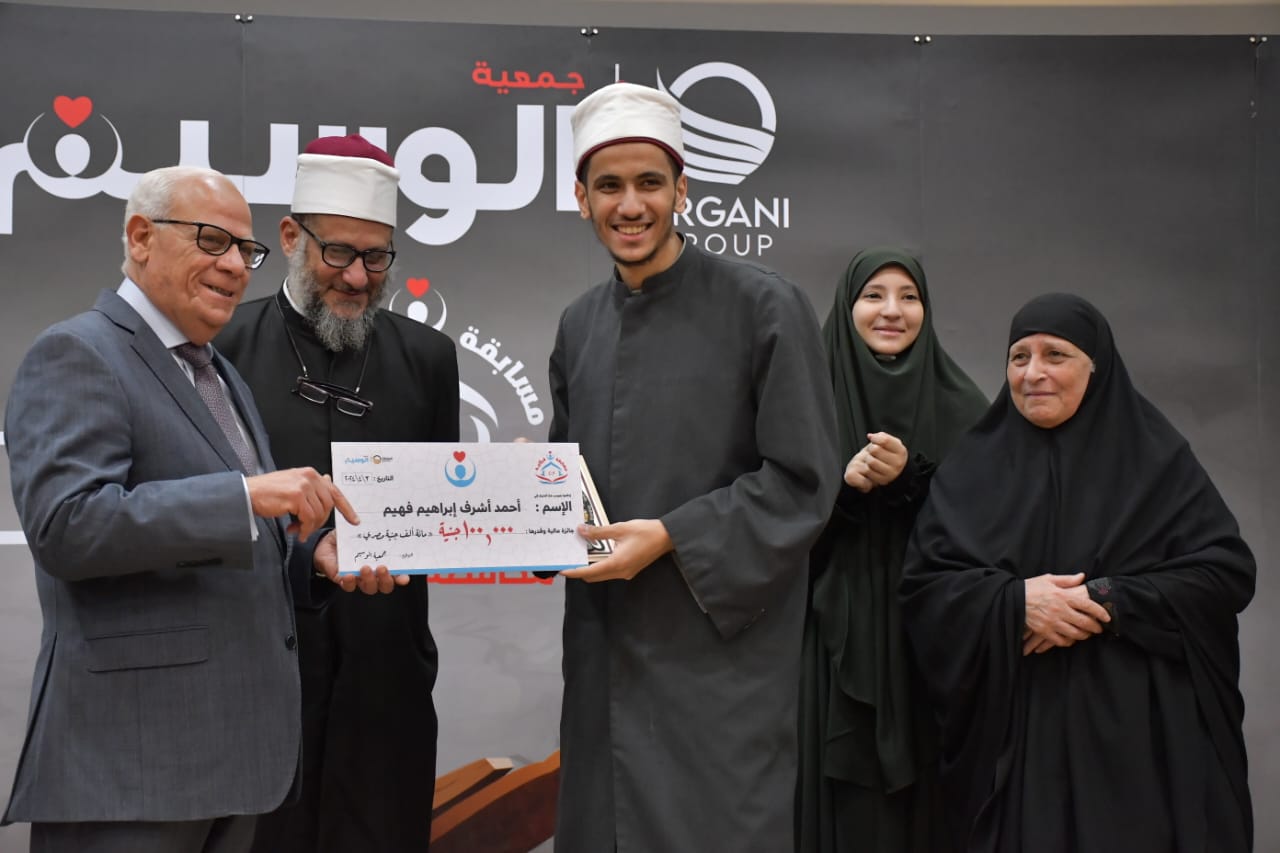 محافظ بورسعيد يُسلم جوائز الفائزون في رمضان 