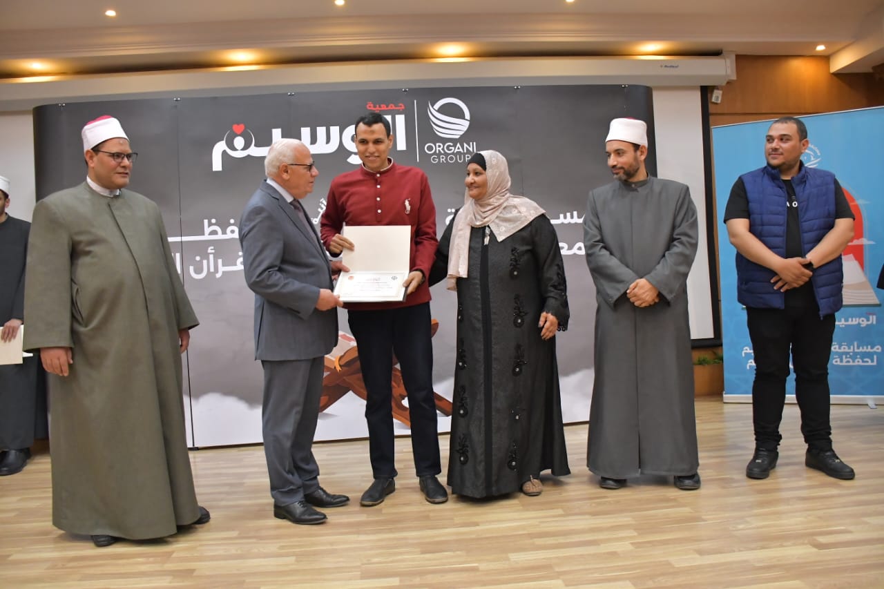 محافظ بورسعيد يُسلم جوائز الفائزون في رمضان 