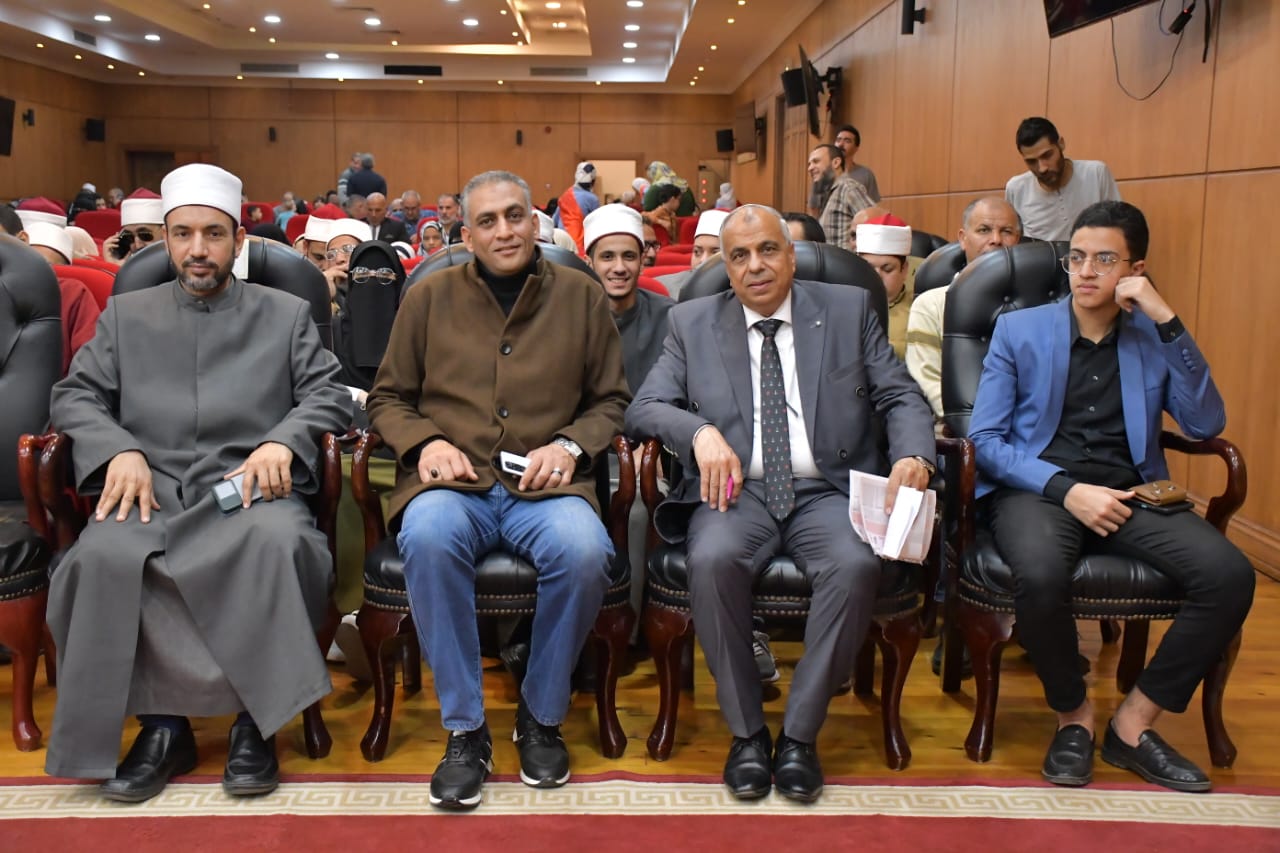 محافظ بورسعيد يُسلم جوائز الفائزون في رمضان 