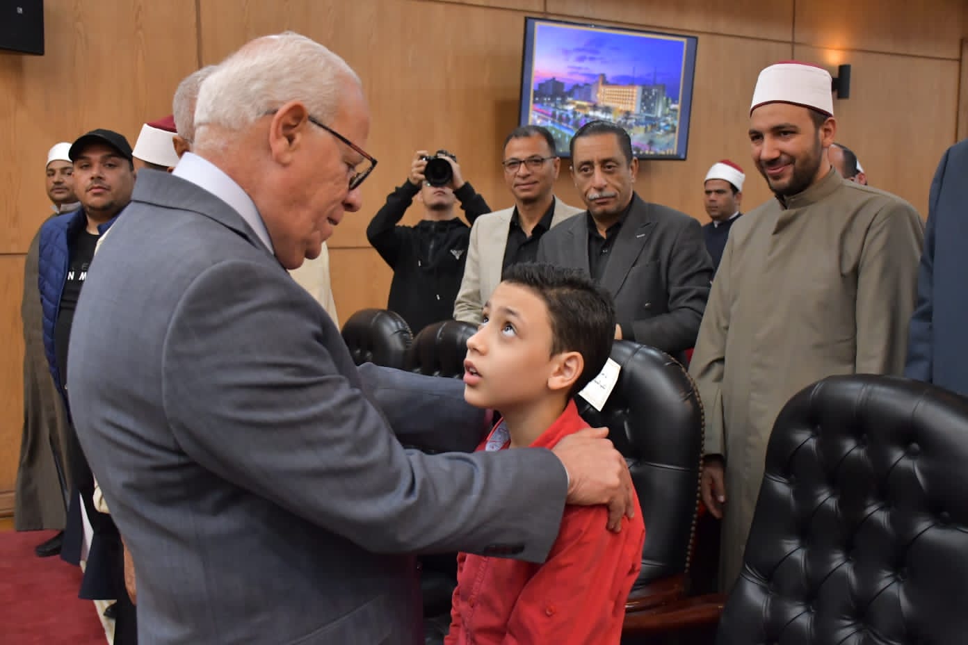 محافظ بورسعيد يُسلم جوائز الفائزون في رمضان 