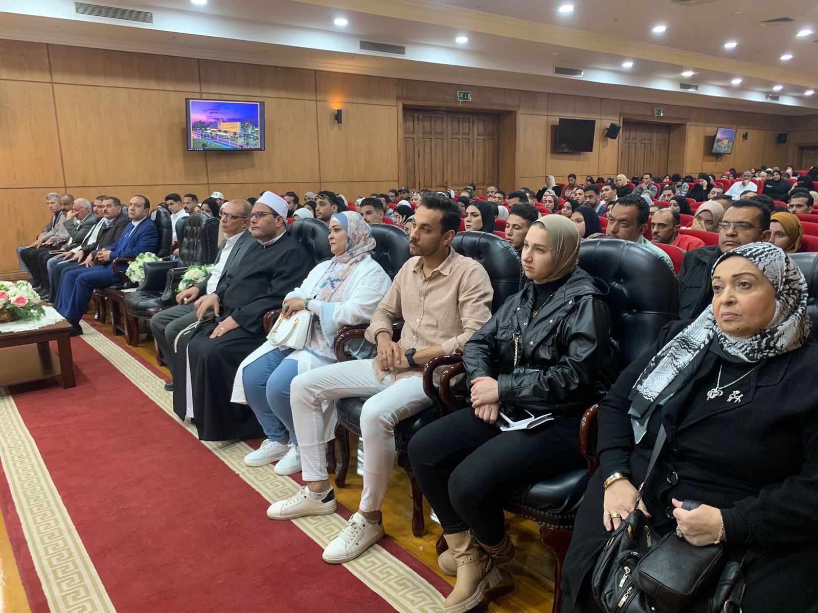 محافظ بورسعيد يُهدي للشباب والفتيات أجهزة كهربائية وأموال