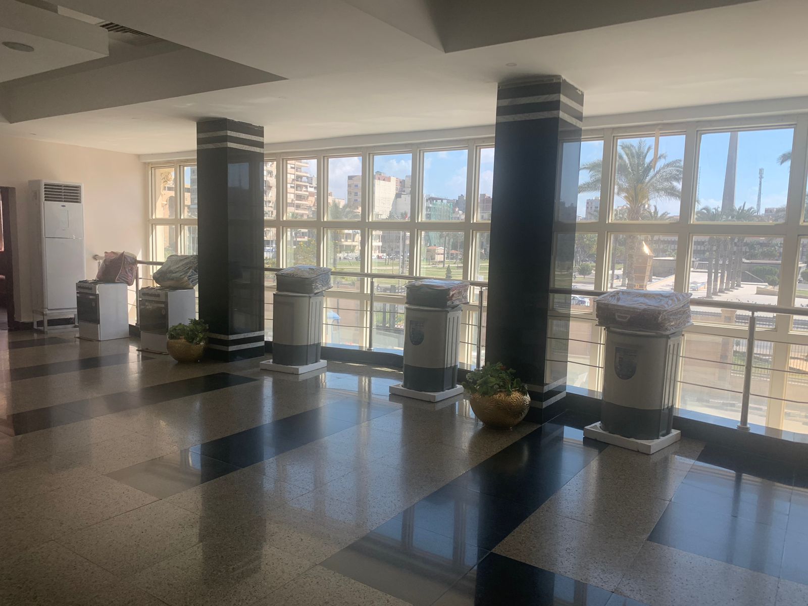 محافظ بورسعيد يُهدي للشباب والفتيات أجهزة كهربائية وأموال