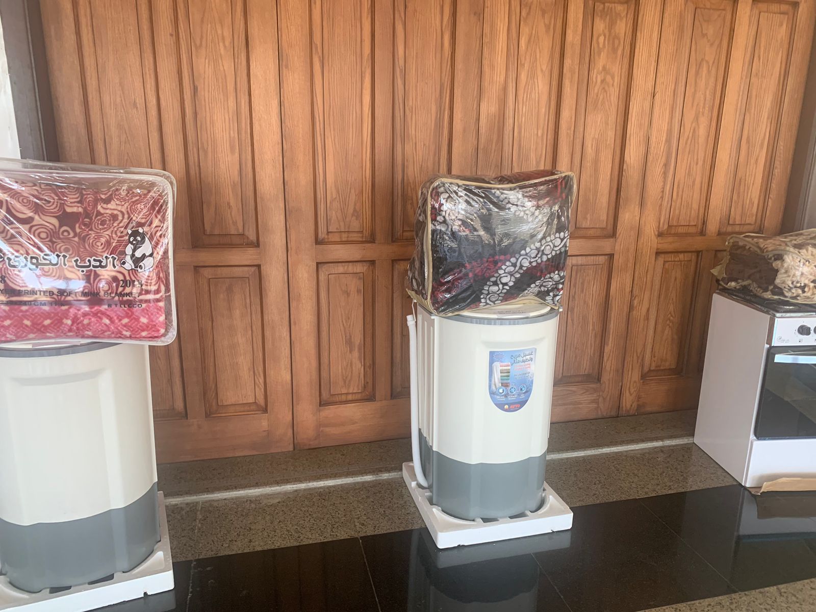 محافظ بورسعيد يُهدي للشباب والفتيات أجهزة كهربائية وأموال