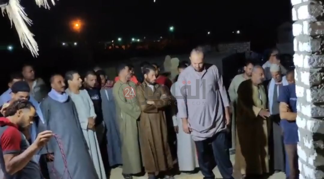 تشييع جثمان ربة منزل قتلة علي يد شقيقه ضرتها في الفيوم