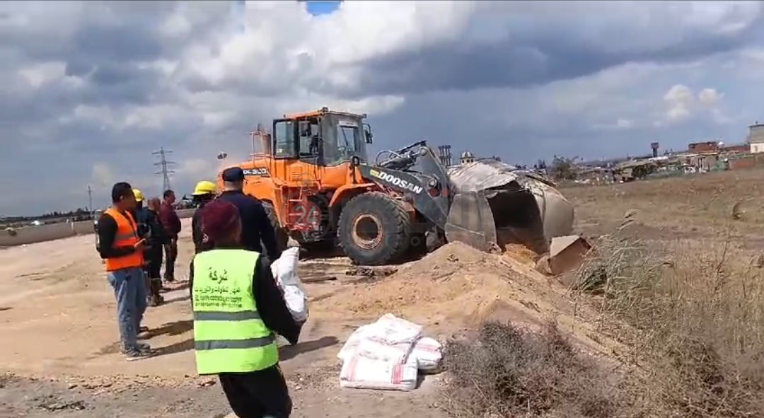 حادث انقلاب سيارة مواد كيماوية 