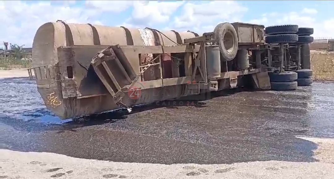 حادث انقلاب سيارة مواد كيماوية 